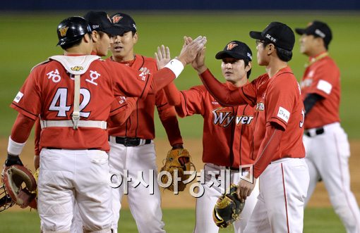 [포토]역전승 한 SK, '4강행 마지막 티켓은 아직 아무도 몰라요'