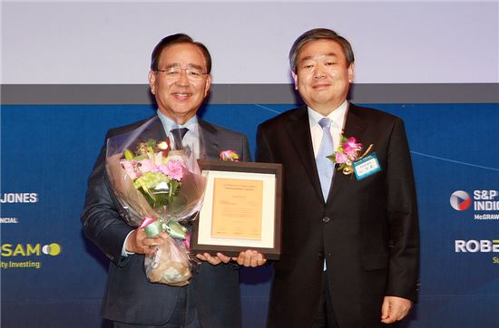 16일 서울 롯데호텔에서 열린 2014 다우존스 지속가능경영지수 인증식에서 한동우 회장(신한금융지주회사, 왼쪽)이 진 홍 회장(한국생산성본부)으로부터 DJSI 월드지수 편입 인증패를 수여받고 포즈를 취하고 있다.