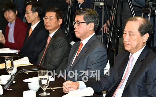 [포토]심각한 이동통신 업계 대표들