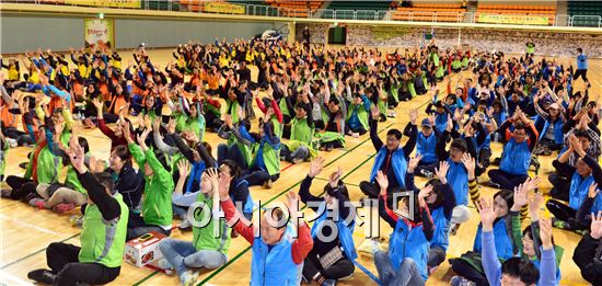 고창군은 17일 군립체육관에서 직원 상호간 화합과 친목을 다지고 공동체 공직 분위기 조성을 위해 ‘공무원 한마음 단합대회’를 개최했다.