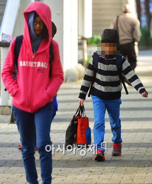 [포토]차가운 가을바람에 패딩모자도 