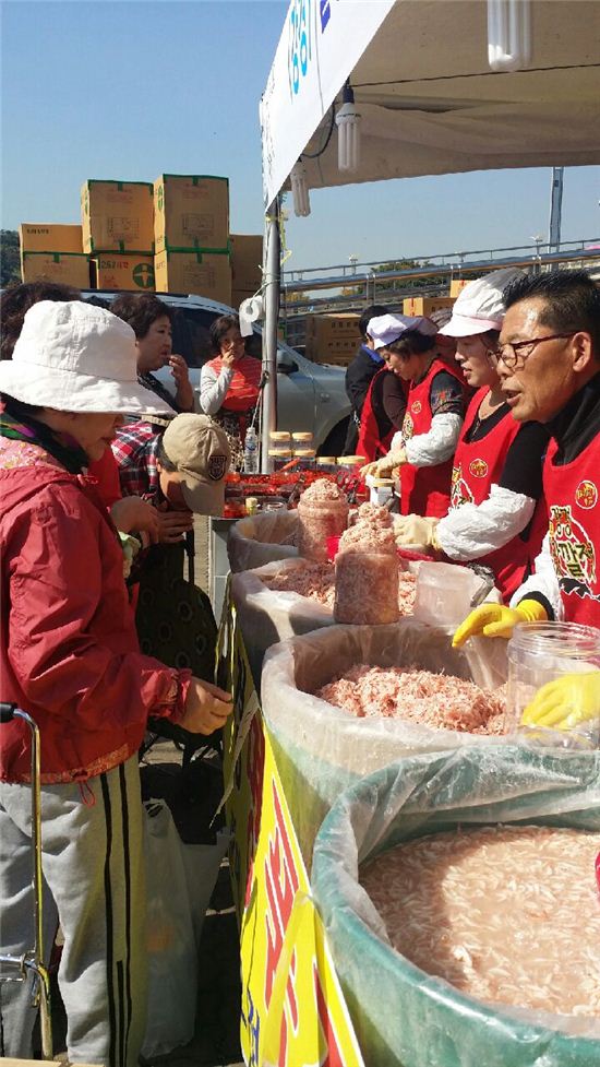 마포나루 새우젓축제에 인파 몰려든 까닭?