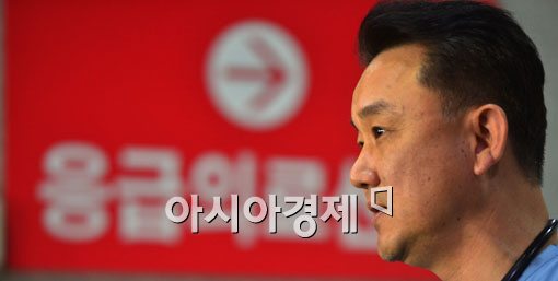 [포토]성남판교 붕괴 사건 부상자 브리핑하는 하영록 전문의 