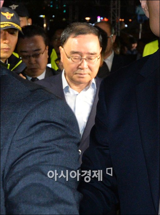 [포토]고개숙인 정홍원 총리