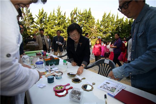 대모산 축제에 참가한 신연희 강남구청장
