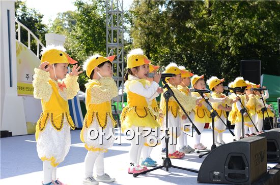 19일 광주시 남구 사직공원 특설무대에서 진행된 ‘2014 굿모닝! 양림 시낭송 대회장’에서 유치원 아이들이 시낭송 특별공연을 하고 있다. 사진제공=광주시 남구