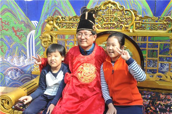 김성환 구청장이 어린이들과 기념사진을 찍고 있다