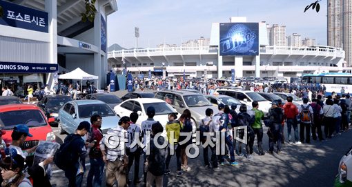 [포토]창단 첫 가을야구를 즐기기 위한 마산 팬들의 긴 줄
