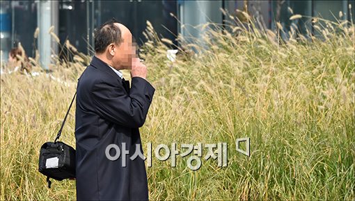 [포토]금연구역에서 담배피는 중국인 관광객