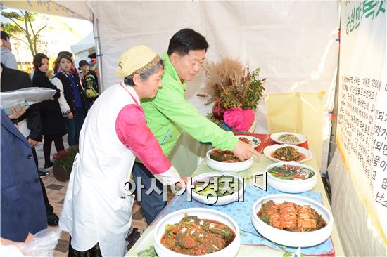 조충훈 순천시장이 순천밥상을 살펴보고있다.