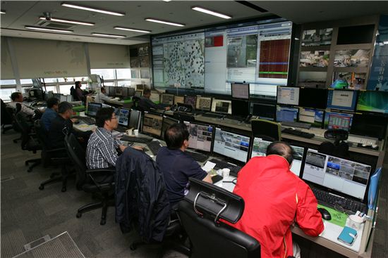 성동구청 통합관제실에서 CCTV로 안전취약지역을 중점 확인하고 있다 
