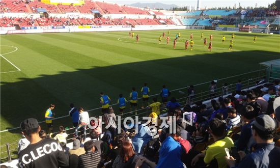 포스코 광양제철소 ( 소장 백승관 ) 임직원들이 18일  금호동 광양 축구전용구장에서 열린 2014 년 K- 리그 마지막 홈경기를 관람하고 전남 드래곤즈 선수단의 승리를 기원했다 . 
 

광양제철소 임직원들은 올해 홈에서 두 번을 상대하는 FC 서울과 뜨거운한판 승부를 겨루는 이날 경기에서 드래곤즈가 지난 11 일 수원과의 경기에서의 패배를 만회하고 시즌이 마무리 될 때까지 상위 기록을 유지할 수 있도록 사력을 다하는 선수들을 격려하기 위해 뜨거운 응원전을 펼쳤다.

