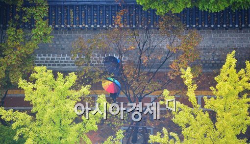 가을비가 내리고 있는 서울 중구 덕수궁 돌담길 아래로 시민들이 우산을 쓴 채 걸어가고 있다. (사진=백소아 기자)
