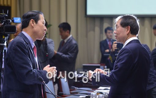 [포토]이야기 나누는 박원순 시장-이노근 의원 