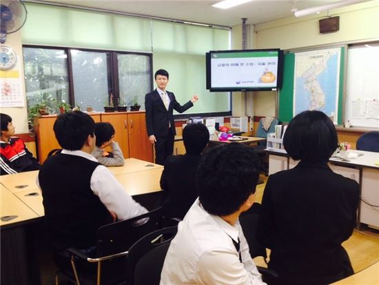 부산은행 연수원 직원이 지난 17일 부산 서대신동 소재 부경고등학교를 방문해 장애학생들을 대상으로 눈높이 금융교육을 실시하고 있다.(자료제공:부산은행)
