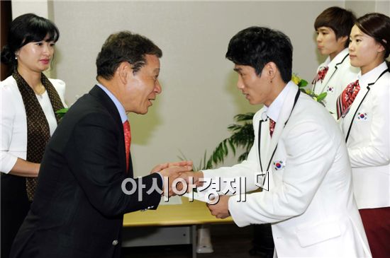 윤장현 광주광역시장은 20일 오후 시 체육회 소회의실에서 열린 제17회 인천아시아경기대회에 참가해 입상한 광주시 소속 선수 환영식에 참가한데 이어 월드컵경기장과 염주체육관 일원을 방문, 제95회 전국체육대회를 대비해 훈련하고 있는 선수와 임원을 격려하며 선전을 당부했다.사진제공=광주시
