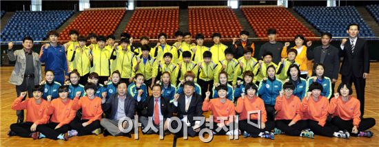 윤장현 광주광역시장은 20일 오후 시 체육회 소회의실에서 열린 제17회 인천아시아경기대회에 참가해 입상한 광주시 소속 선수 환영식에 참가한데 이어 월드컵경기장과 염주체육관 일원을 방문, 제95회 전국체육대회를 대비해 훈련하고 있는 선수와 임원을 격려하며 선전을 당부했다.사진제공=광주시
