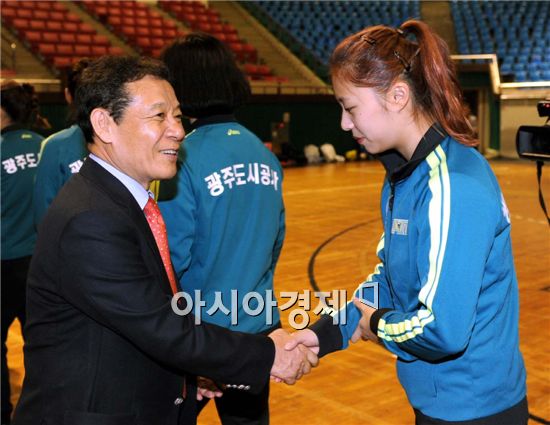 윤장현 광주광역시장은 20일 오후 시 체육회 소회의실에서 열린 제17회 인천아시아경기대회에 참가해 입상한 광주시 소속 선수 환영식에 참가한데 이어 월드컵경기장과 염주체육관 일원을 방문, 제95회 전국체육대회를 대비해 훈련하고 있는 선수와 임원을 격려하며 선전을 당부했다.사진제공=광주시
