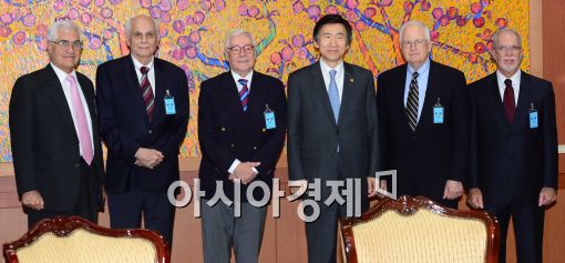 [포토]윤병세 장관, 미국 외교정책협의회 위원단 접견