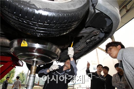 [포토]광주 북구-한국폴리텍V대학, 장애인차량 무상 점검 실시