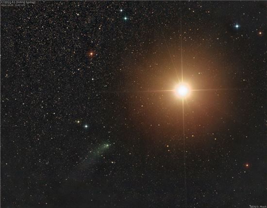 ▲사이딩 스프링 혜성(왼쪽 아래쪽)이 화성에 접근하고 있다.[사진제공=SEN/Damian Peach/NASA]