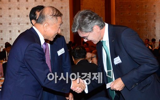 [포토]악수하는 조 케져 회장-김영호 전 산업자원부 장관