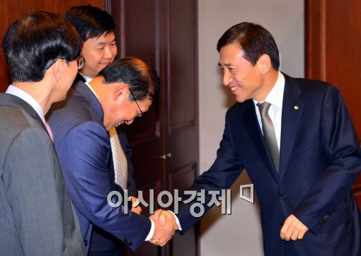 [포토]인사 나누는 이주열 총재