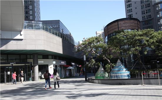 일산 탄현동 주상복합단지 '두산위브더제니스'의 저층부 상가 '제니스스퀘어' 전경. 