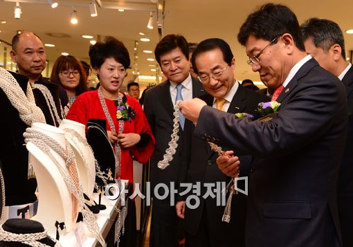 [포토]글로벌 생활명품 팝업스토어 둘러보는 윤상직 장관 