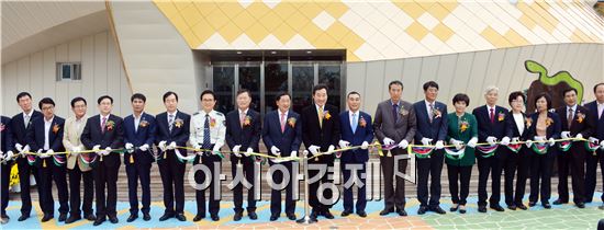 이낙연 전남도지사, 윤시석 전남도의회 부의장과 도 의원, 안병호 함평군수, 이재영 함평군의회 부의장과 군 의원, 관내 기관단체장이 개원 테이프를 자르고있다. 노해섭 기자 