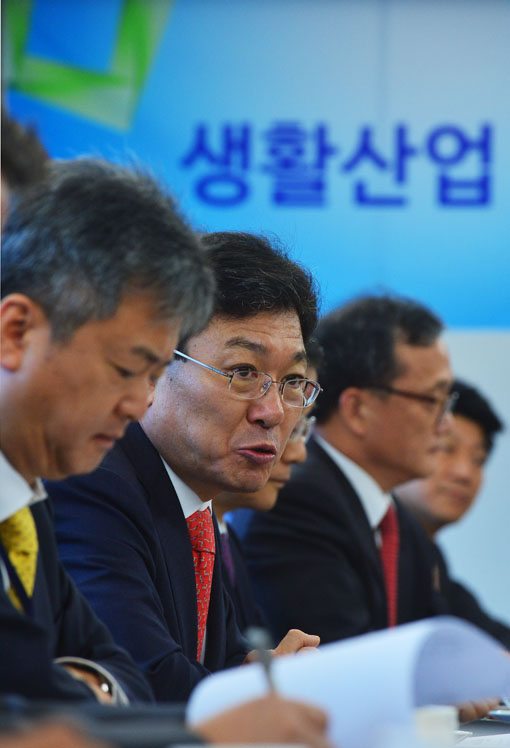 [포토]윤상직 장관, '생활산업, 라이프 스타일의 변화로 성장전망 있다' 