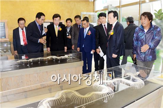  개원식에 이낙연 전남도지사, 윤시석 전남도의회 부의장과 도 의원, 안병호 함평군수, 이재영 함평군의회 부의장과 군 의원, 관내 기관단체장, 군민 등 500여 명이 참석해 생태공원을 관람하고있다.