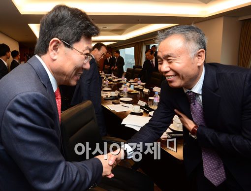 [포토]생활산업 관계자들 만난 윤상직 장관 