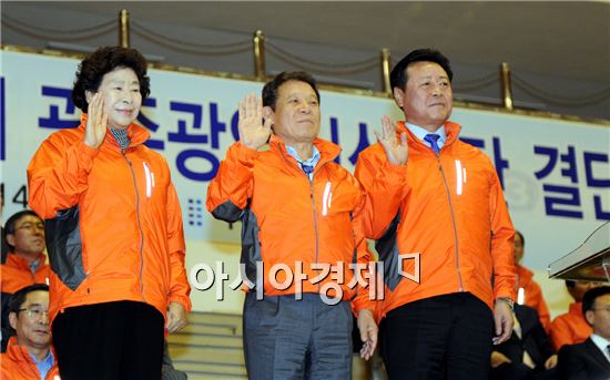 [포토]전국체전 광주선수단 선서 받고있는 윤장현 광주시장 