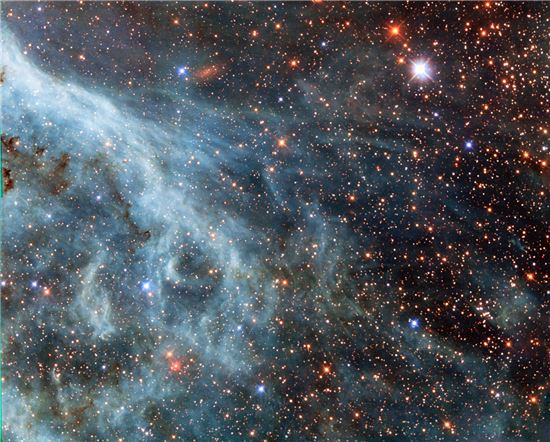 ▲빛이 빛을 이어가는 곳, 대마젤란은하의 모습이 공개됐다.[사진제공=NASA/ESA]
