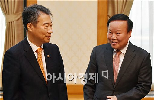 [포토]이야기하는 정종섭·김재원