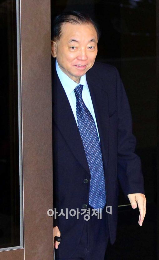 [포토]KB금융 본점으로 들어서는 이경재 의장