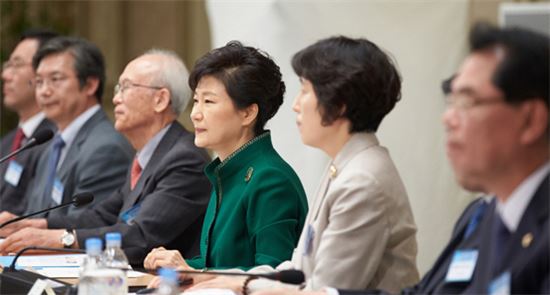 박근혜 대통령이 10월 13일 오전 청와대에서 열린 통일준비위원회 제2차 회의에 참석하고 있다.<사진제공=청와대>
