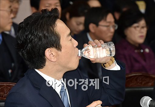 [포토]속 타는 남경필 경기도지사