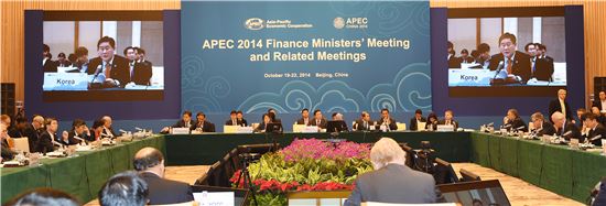 최경환 부총리 겸 기획재정부 장관이 22일 중국 베이징에서 열린 'APEC 재무장관회의'에 참석, 세계경제의 저성장을 구조개혁과 수요진작을 통해 탈출해야 한다고 기조연설을 하고 있다.
