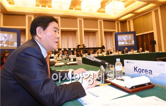 최경환 부총리 겸 기획재정부 장관이 10월 22일 중국 베이징에서 열린 'APEC 재무장관회의'에 참석해 기조연설을 하고 있다.