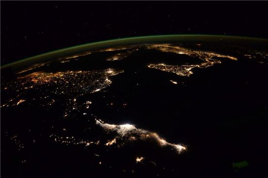 ▲국제우주정거장에서 내려다 보이는 북아프리카와 유럽의 밤.[사진제공=NASA/리드 와이즈먼]