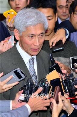 [포토]취재진들의 질의에 답하는 김영진 위원장