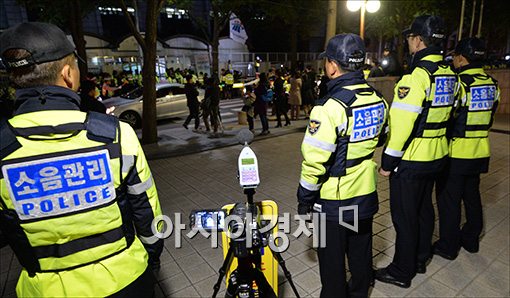 [포토]집회 소음 측정하는 경찰