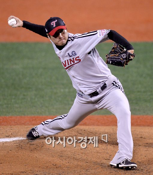 [포토]5이닝 무실점 호투한 LG 선발 우규민