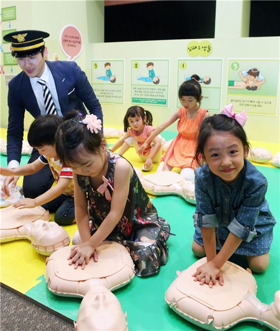지난 7월 현대백화점 목동점에서 열린 '어린이 안전체험학교'에서 어린이들이 안전교육을 받고 있다.