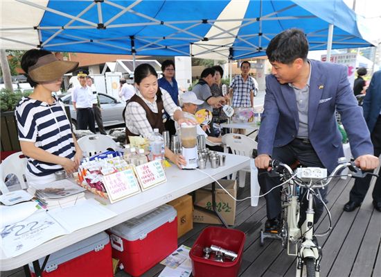 지난해 8월 열린 성북절전소의 날 행사에서 자전거 발전기를 이용해 전기를 생산하는 체험 중인 김영배 성북구청장
