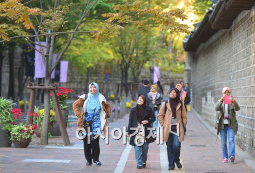 [포토]겨울옷 입고 즐기는 한국의 가을 
