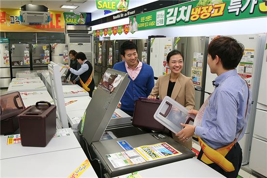 롯데하이마트 대치점에서 고객들이 전문상담원의 설명을 들으며 김치냉장고 제품을 살펴보고 있다. 
