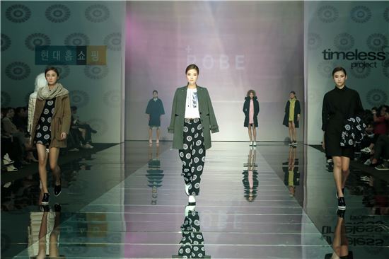 22일 현대홈쇼핑의 '타임리스 프로젝트' 출품작이 동대문 DDP에서 열린 '서울콜렉션'의 피날레 무대를 장식하고 있다.